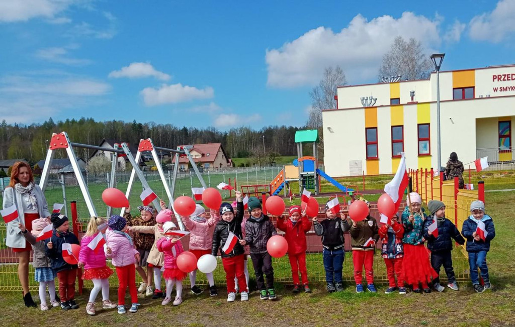 Dzieci z Przedszkola w Smykowie uczciły Święto 3 Maja [zdjęcia]