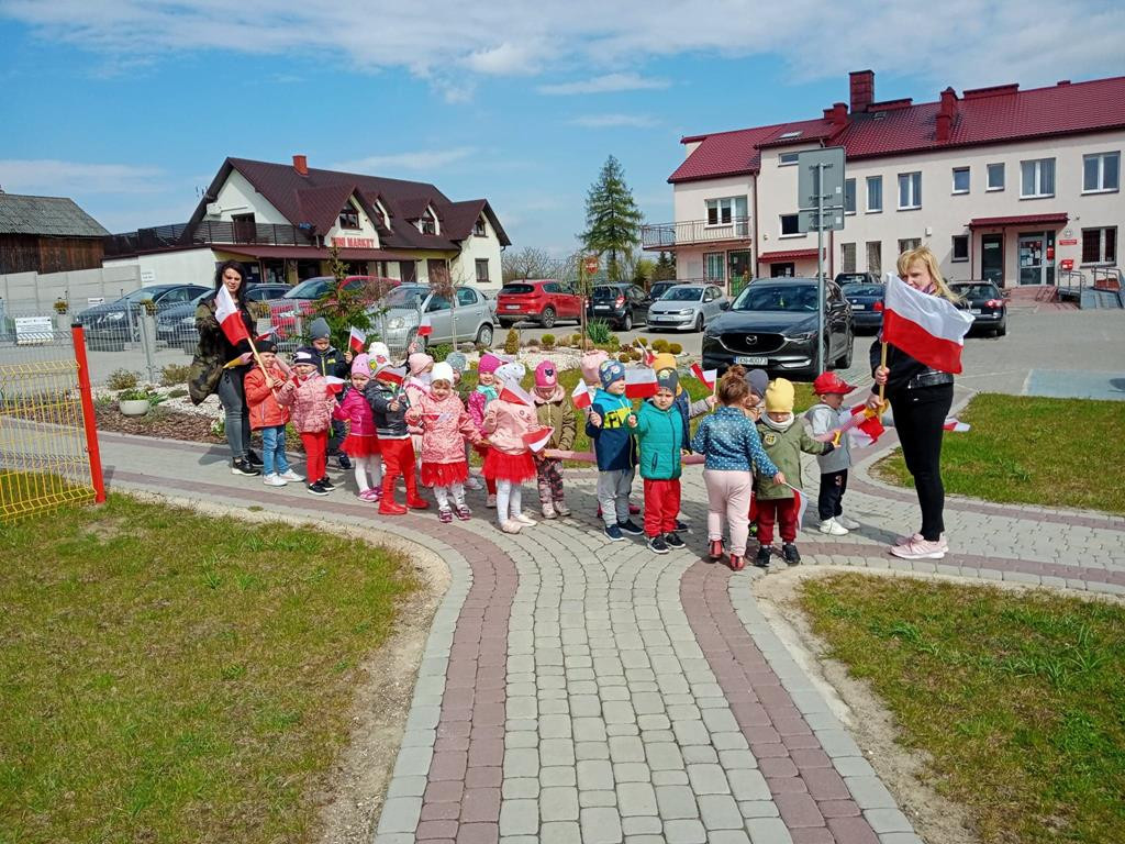 Dzieci z Przedszkola w Smykowie uczciły Święto 3 Maja [zdjęcia]