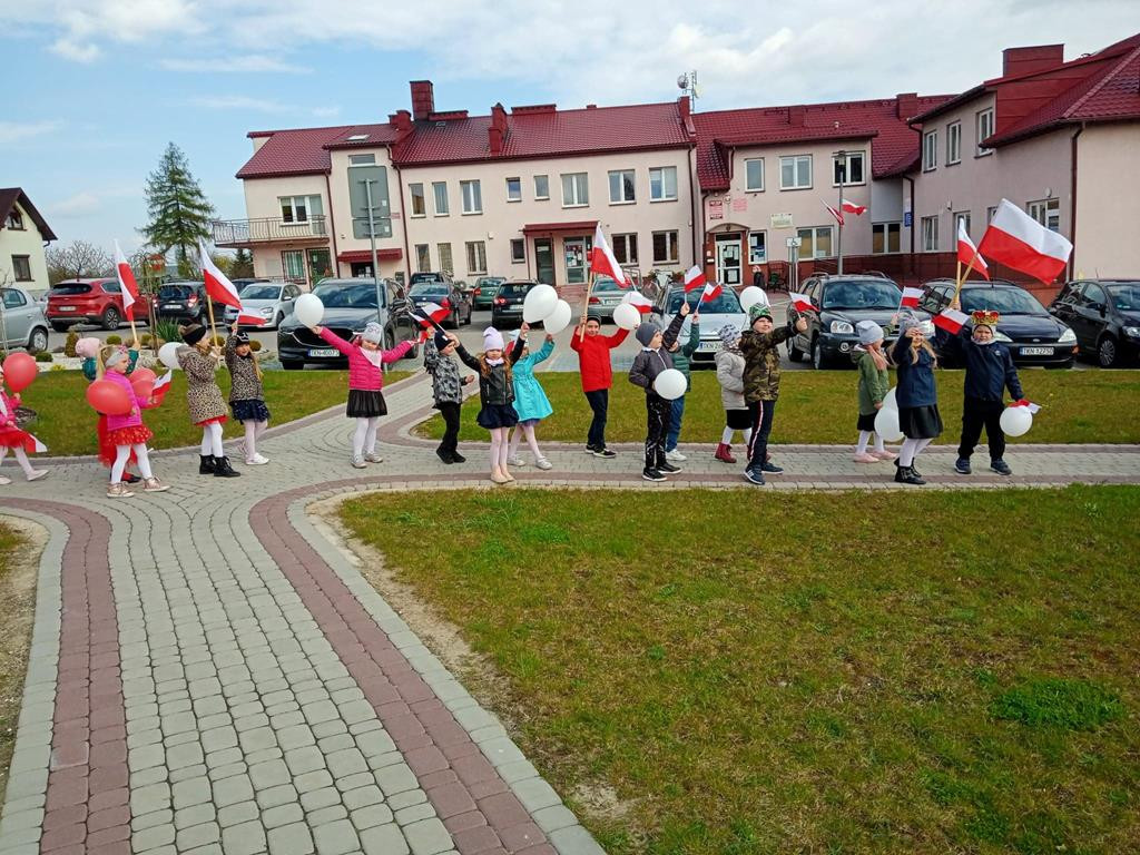 Dzieci z Przedszkola w Smykowie uczciły Święto 3 Maja [zdjęcia]