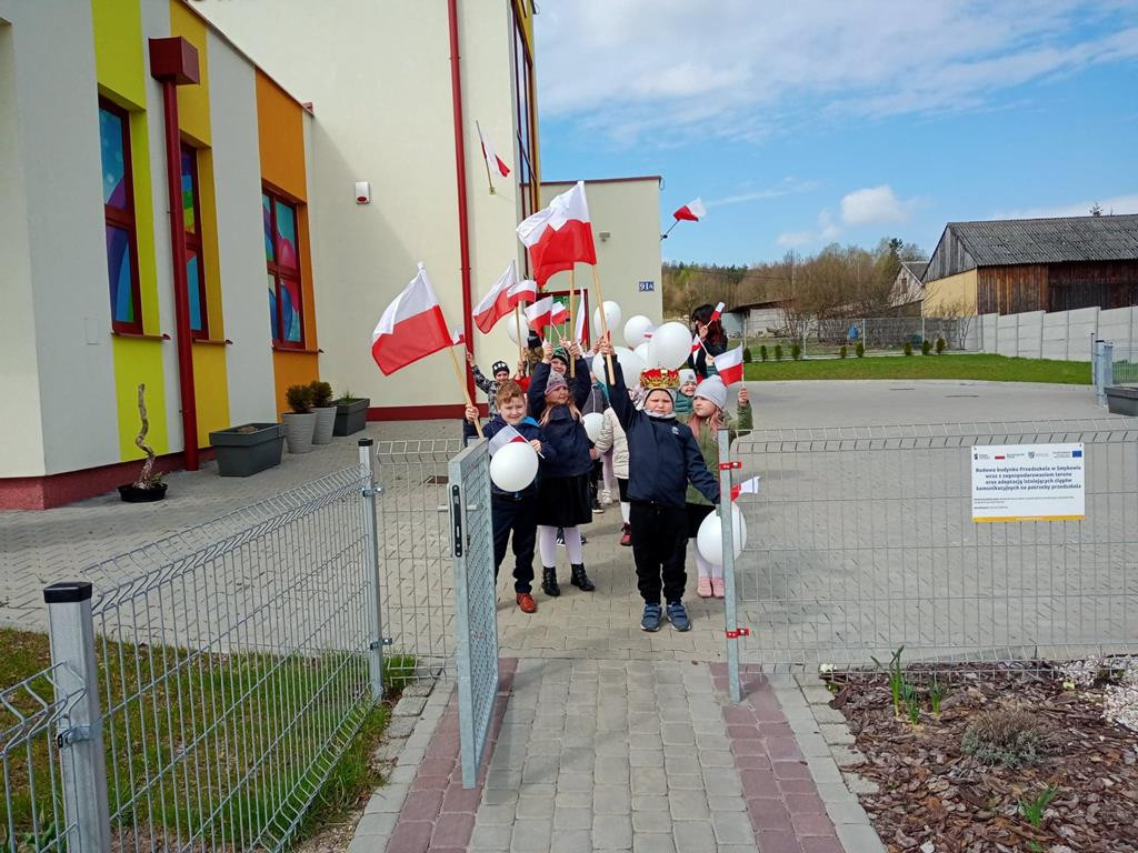 Dzieci z Przedszkola w Smykowie uczciły Święto 3 Maja [zdjęcia]