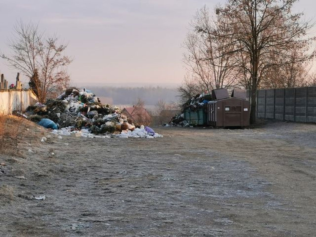 Zaśmiecone miejsca w Fałkowie. Mieszkańcy interweniują [zdjęcia]