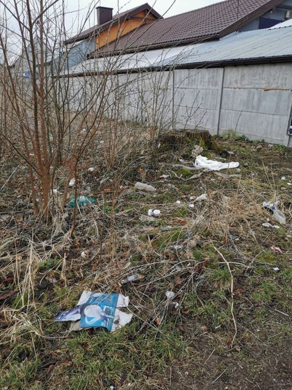Zaśmiecone miejsca w Fałkowie. Mieszkańcy interweniują [zdjęcia]