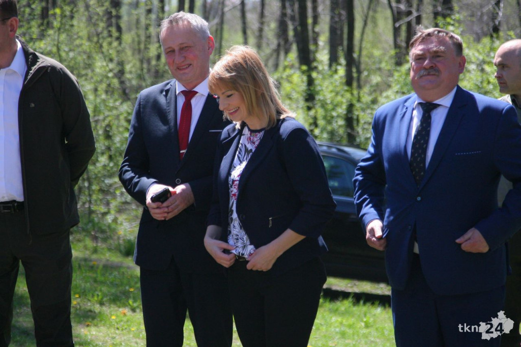 Parlamentarzyści i samorządowcy posadzili las w Niekłaniu [wideo, zdjęcia]