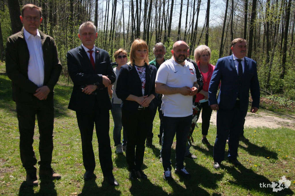 Parlamentarzyści i samorządowcy posadzili las w Niekłaniu [wideo, zdjęcia]