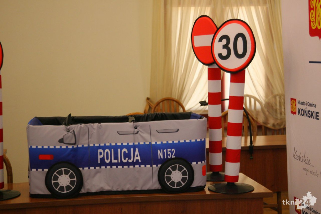 Nowy sprzęt profilaktyczny od gminy dla policji [wideo, zdjęcia]