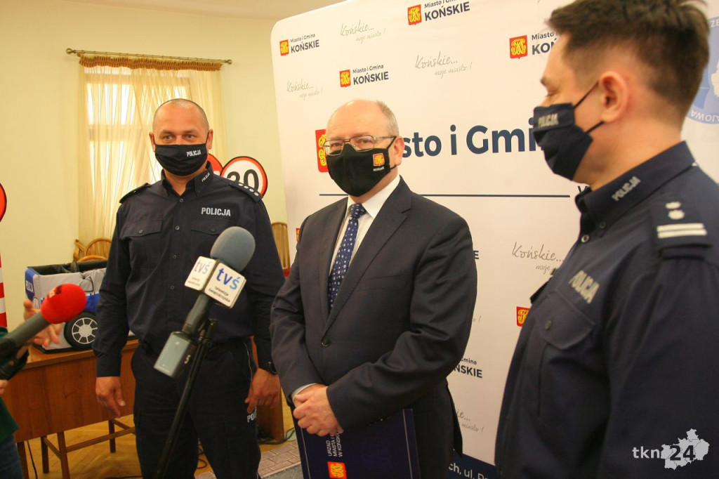 Nowy sprzęt profilaktyczny od gminy dla policji [wideo, zdjęcia]