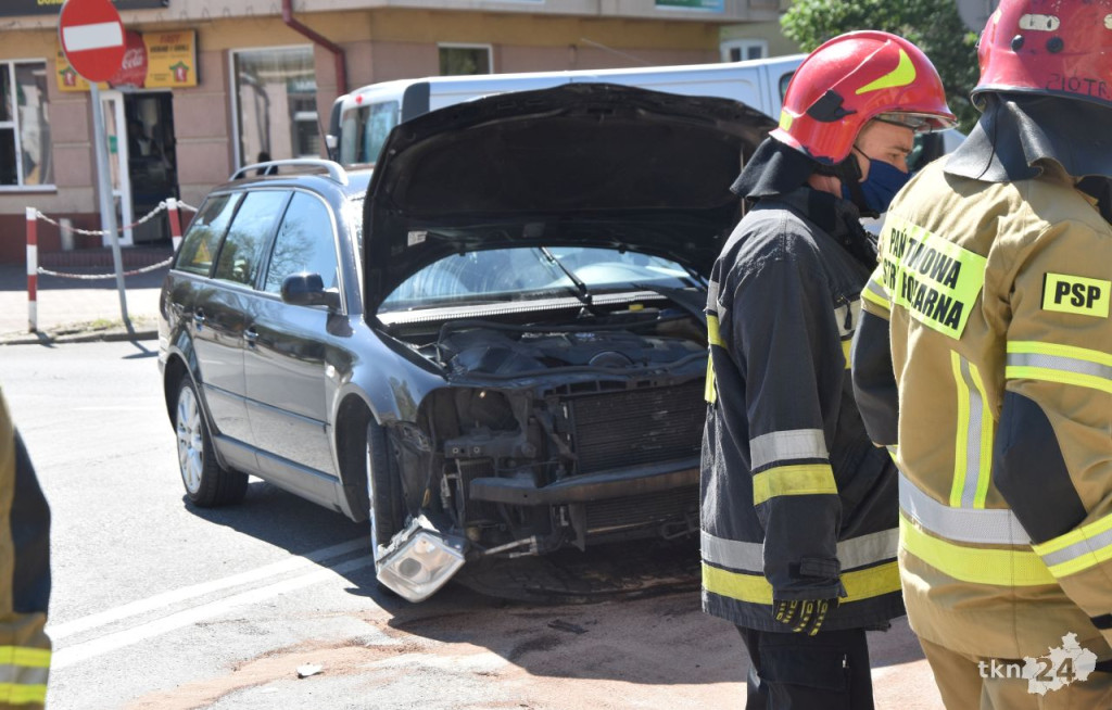 Passat i nissan zderzyły się w Końskich [zdjęcia]