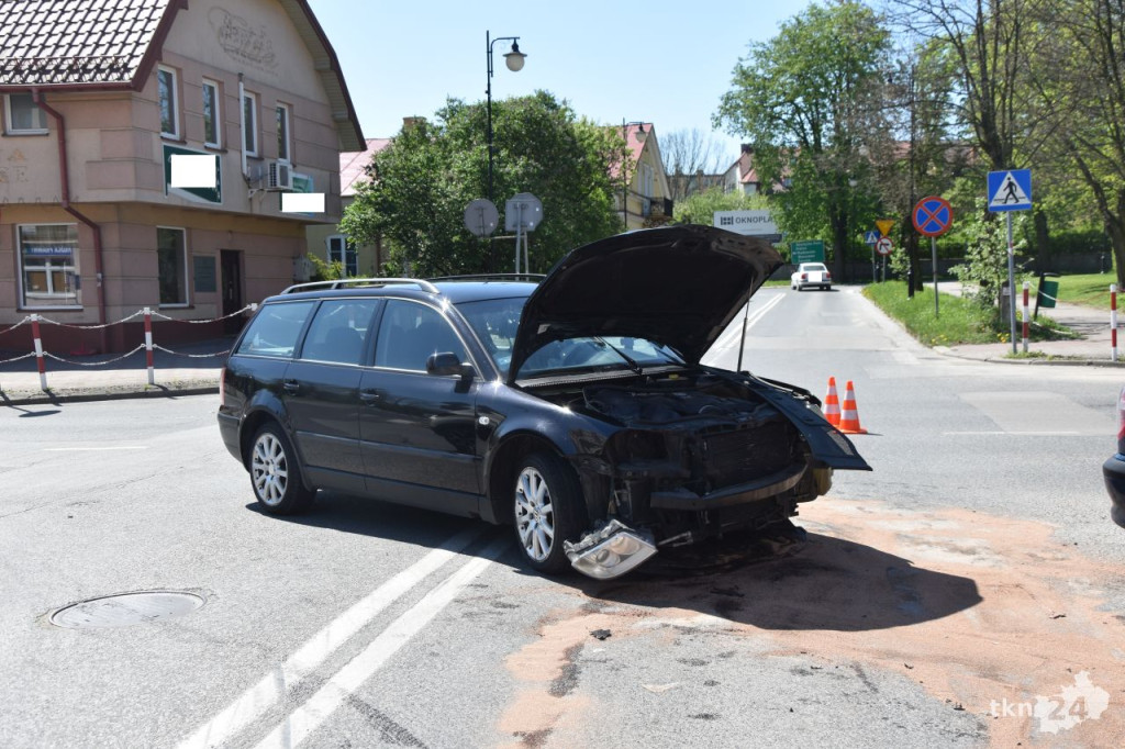 Passat i nissan zderzyły się w Końskich [zdjęcia]