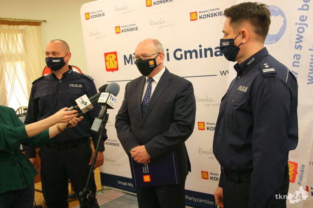 Nowy sprzęt profilaktyczny od gminy dla policji [wideo, zdjęcia]