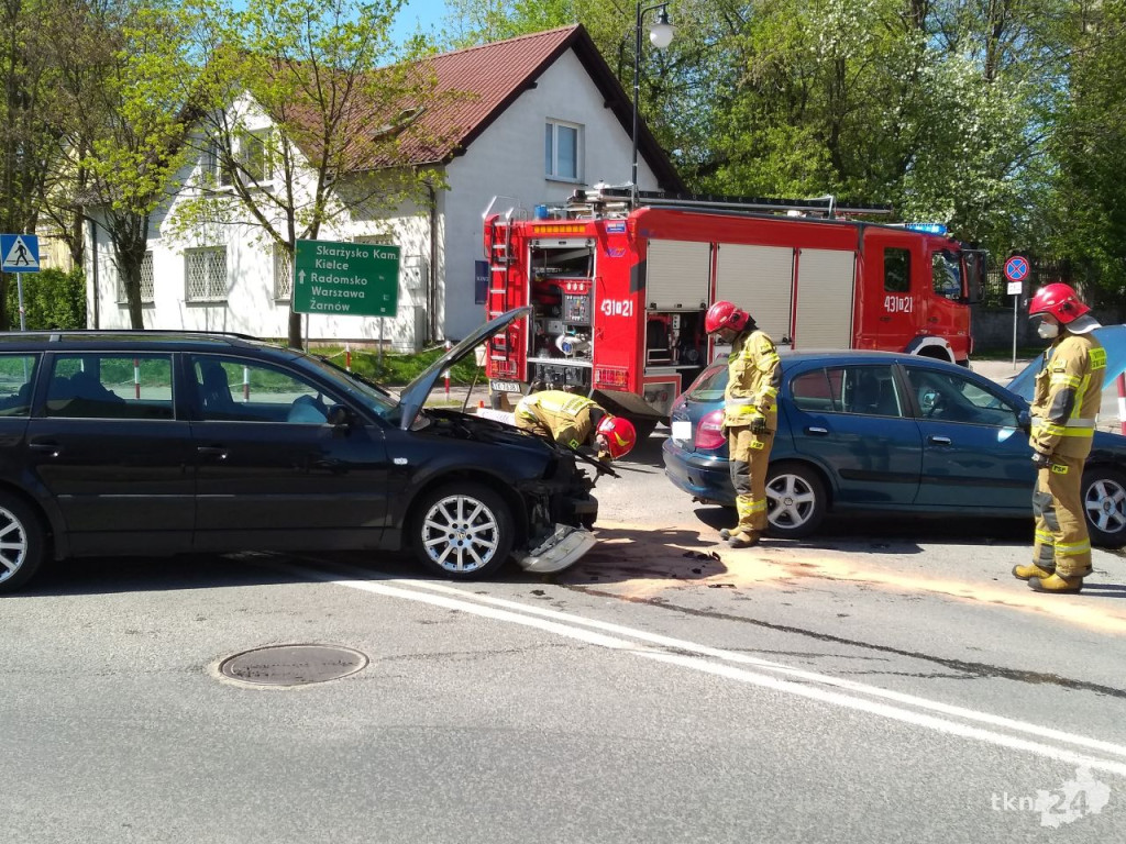 Passat i nissan zderzyły się w Końskich [zdjęcia]