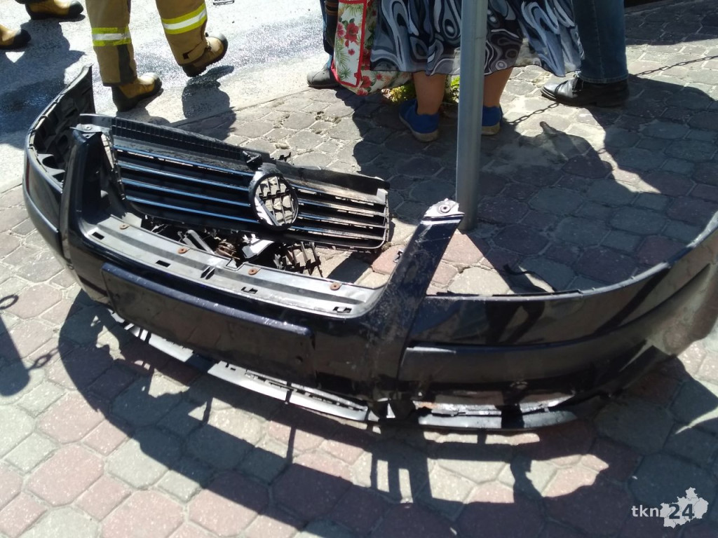 Passat i nissan zderzyły się w Końskich [zdjęcia]