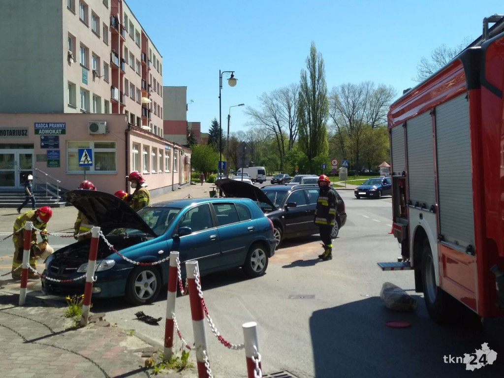 Passat i nissan zderzyły się w Końskich [zdjęcia]