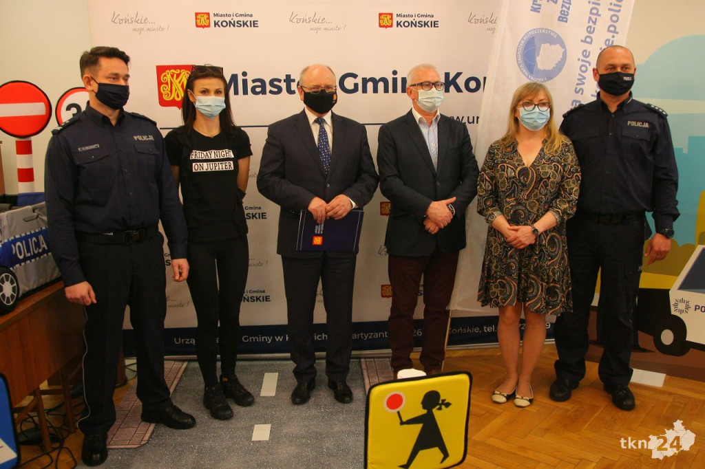 Nowy sprzęt profilaktyczny od gminy dla policji [wideo, zdjęcia]
