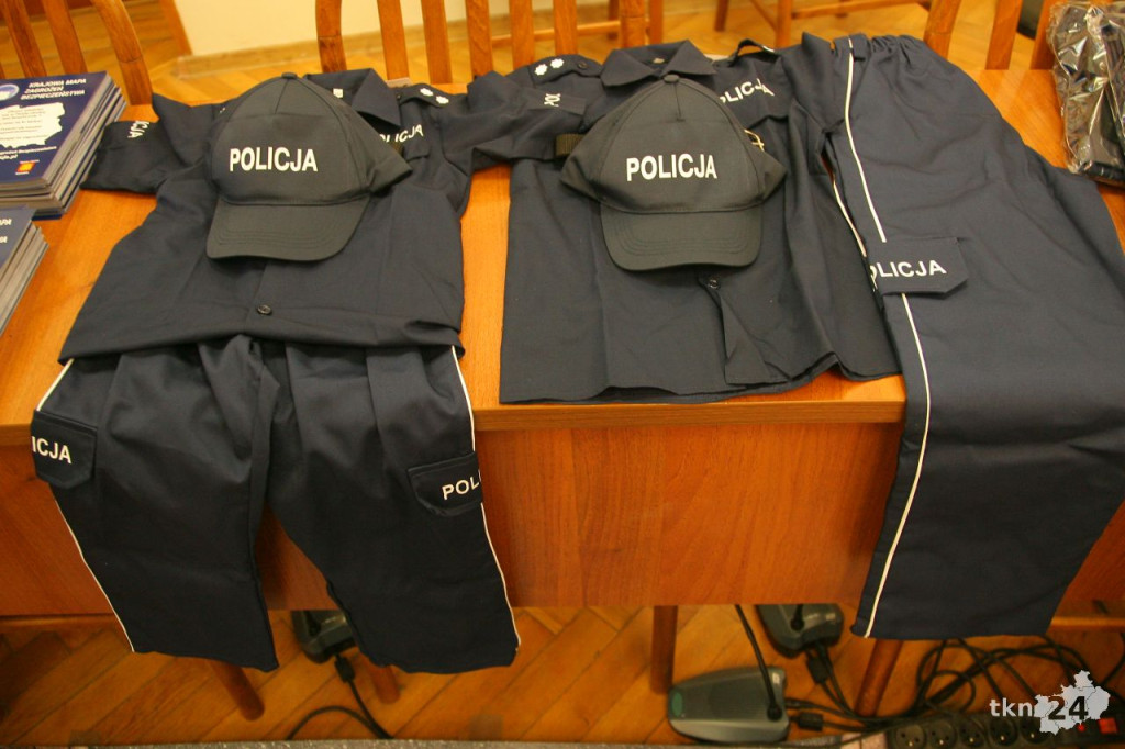 Nowy sprzęt profilaktyczny od gminy dla policji [wideo, zdjęcia]
