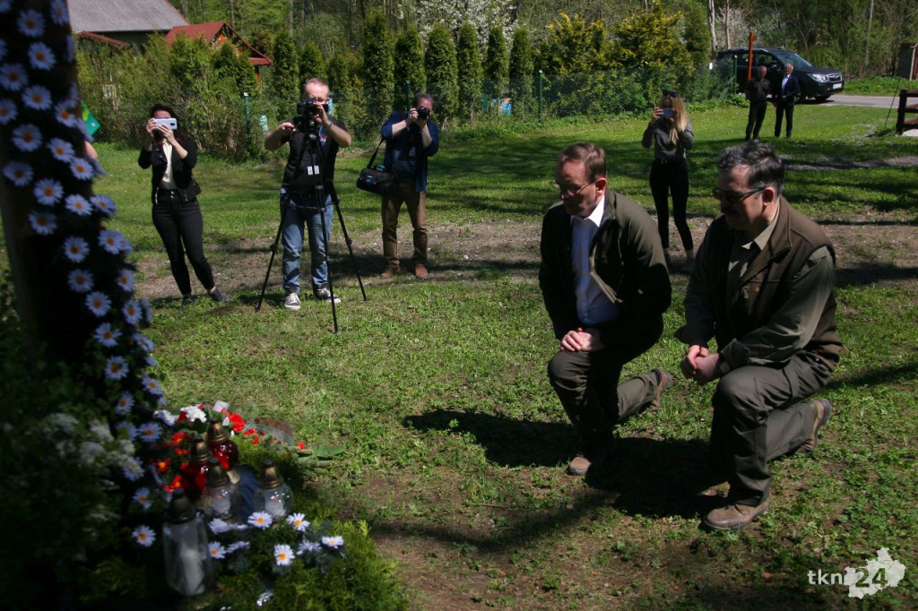 Parlamentarzyści i samorządowcy posadzili las w Niekłaniu [wideo, zdjęcia]