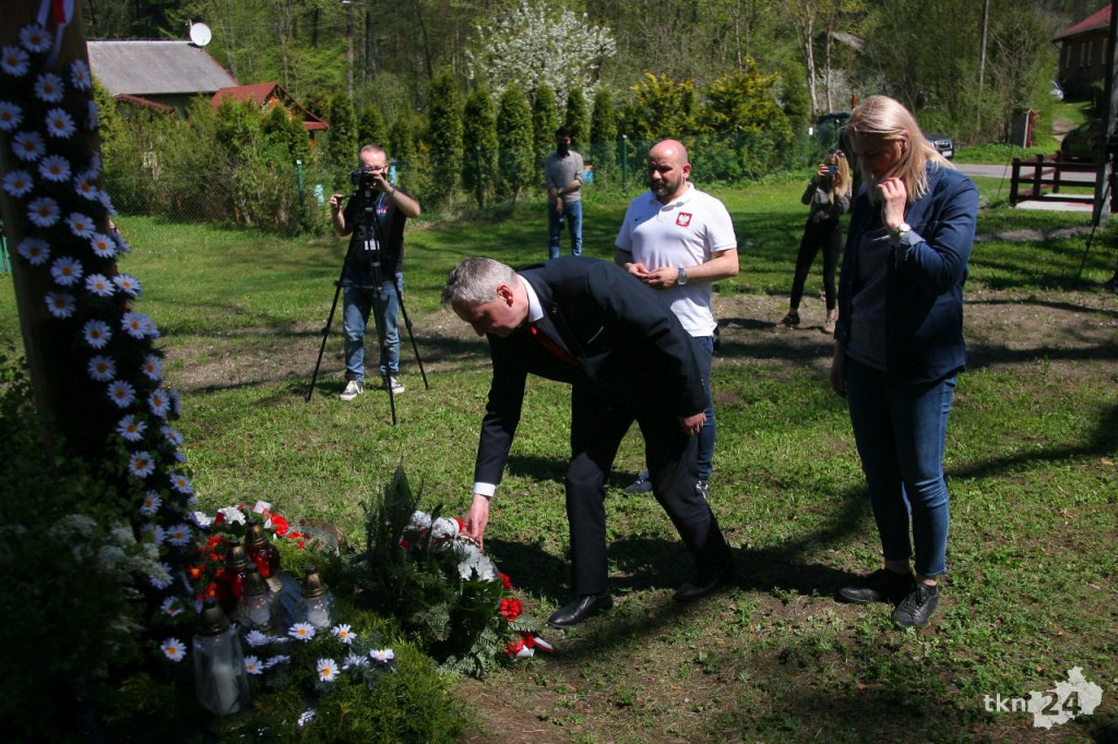 Parlamentarzyści i samorządowcy posadzili las w Niekłaniu [wideo, zdjęcia]