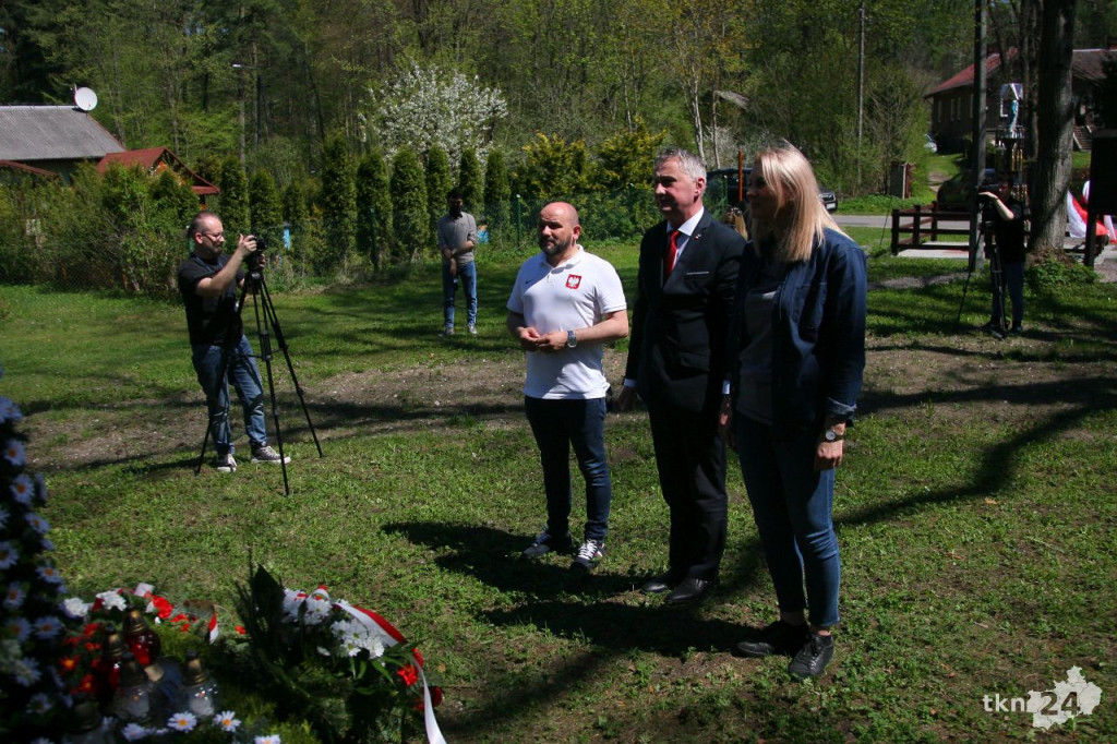 Parlamentarzyści i samorządowcy posadzili las w Niekłaniu [wideo, zdjęcia]