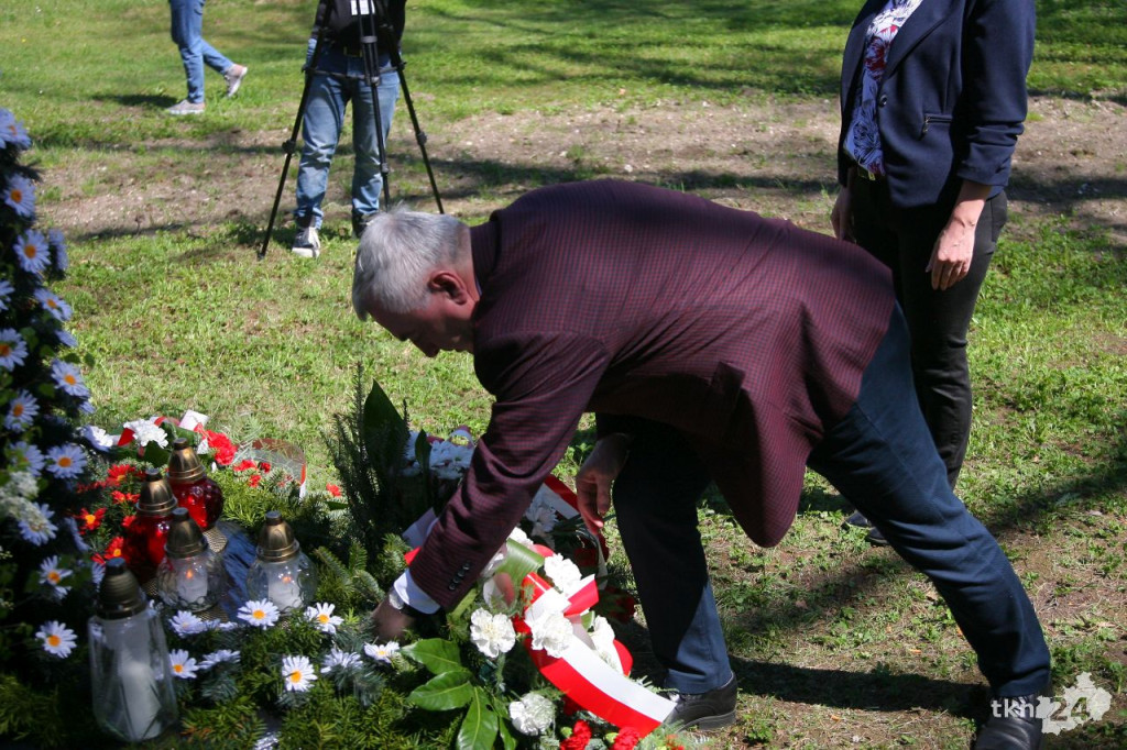Parlamentarzyści i samorządowcy posadzili las w Niekłaniu [wideo, zdjęcia]