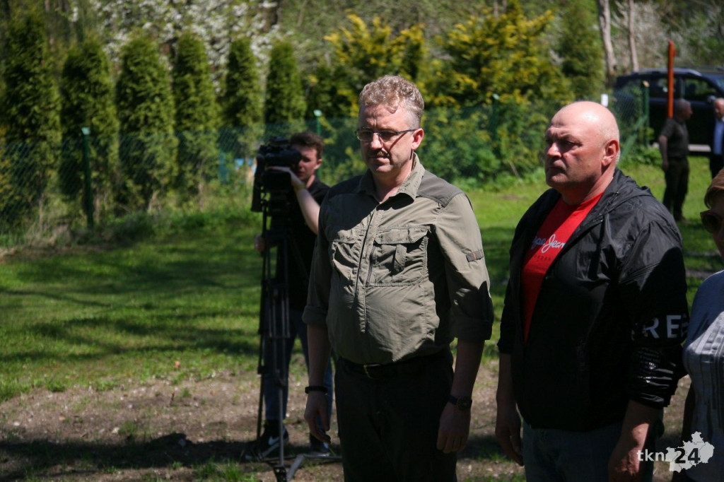 Parlamentarzyści i samorządowcy posadzili las w Niekłaniu [wideo, zdjęcia]