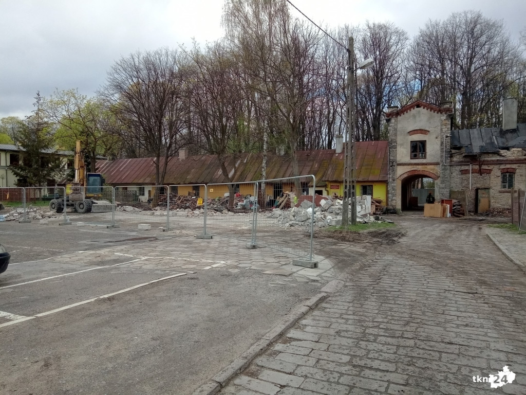 Nie ma już garaży przy UMiG. To początek remontu stolarni [wideo, zdjęcia]