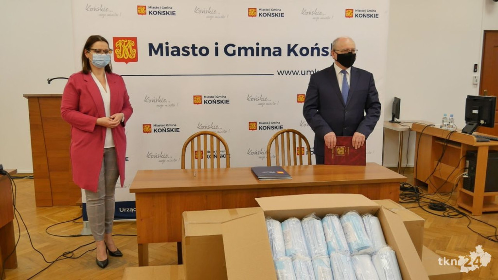 Gmina Końskie obdarowana 15 tysiącami maseczek [wideo, zdjęcia]