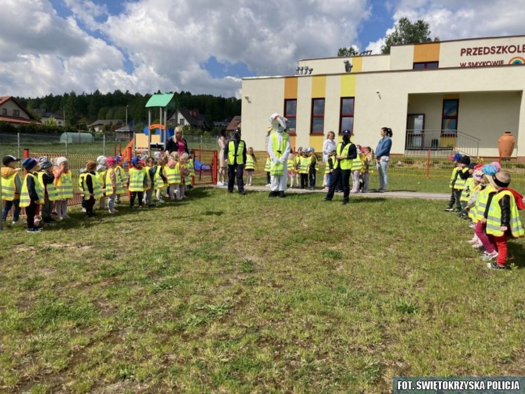 Policjanci uczyli przedszkolaków bezpieczeństwa na drodze [zdjęcia]