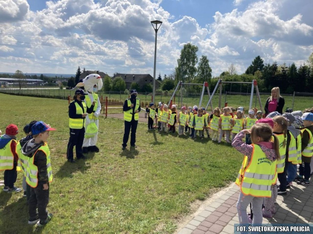 Policjanci uczyli przedszkolaków bezpieczeństwa na drodze [zdjęcia]