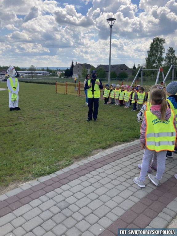 Policjanci uczyli przedszkolaków bezpieczeństwa na drodze [zdjęcia]
