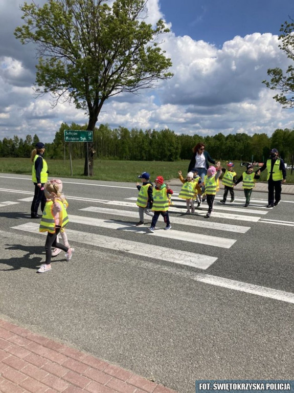Policjanci uczyli przedszkolaków bezpieczeństwa na drodze [zdjęcia]