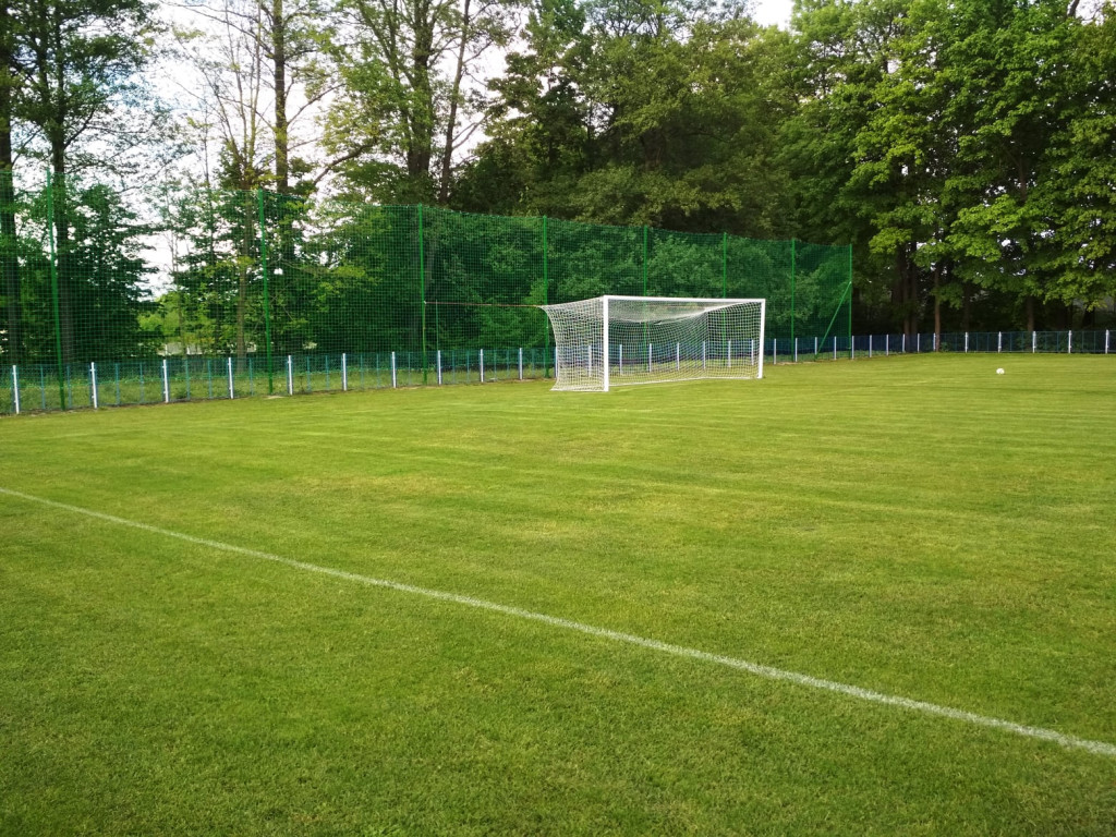Stadion w Fałkowie z piłkochwytami [zdjęcia]
