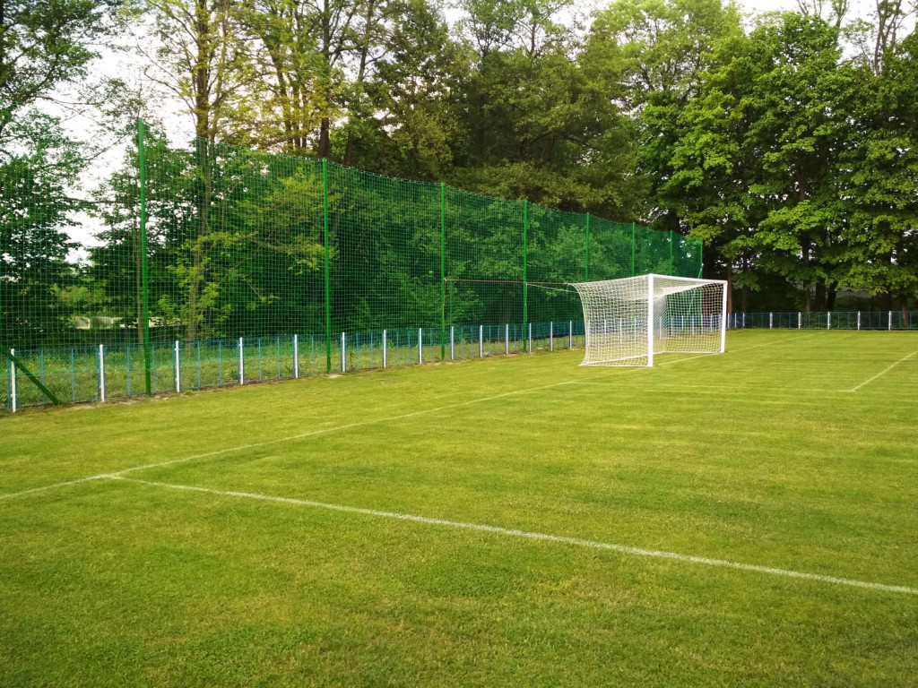 Stadion w Fałkowie z piłkochwytami [zdjęcia]