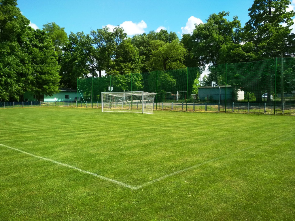 Stadion w Fałkowie z piłkochwytami [zdjęcia]