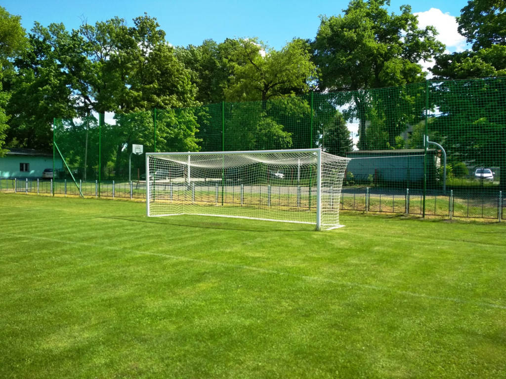 Stadion w Fałkowie z piłkochwytami [zdjęcia]