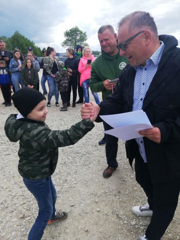 Wędkowali z okazji Dnia Dziecka nad zalewem `Antoniów` [zdjęcia]