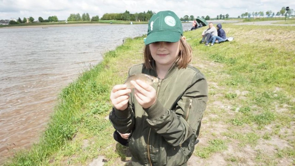 Wędkowali z okazji Dnia Dziecka nad zalewem `Antoniów` [zdjęcia]