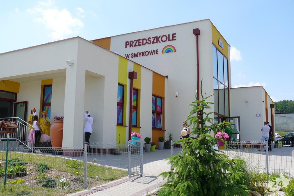 Radośnie i kolorowo w Smykowie. Rodzice i nauczycieli dla dzieci [wideo, zdjęcia]