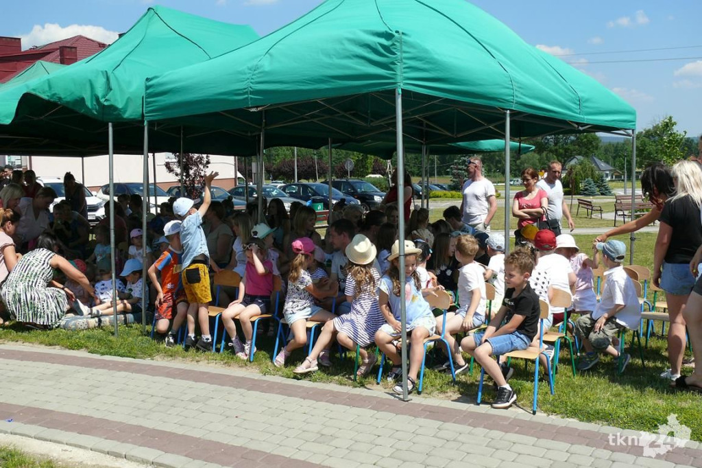 Radośnie i kolorowo w Smykowie. Rodzice i nauczycieli dla dzieci [wideo, zdjęcia]