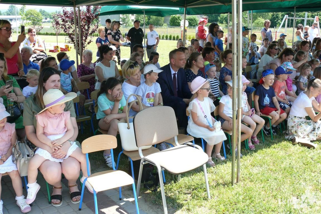 Radośnie i kolorowo w Smykowie. Rodzice i nauczycieli dla dzieci [wideo, zdjęcia]