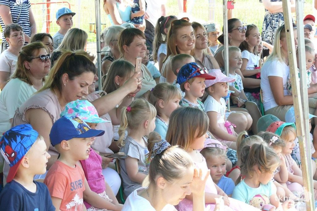 Radośnie i kolorowo w Smykowie. Rodzice i nauczycieli dla dzieci [wideo, zdjęcia]