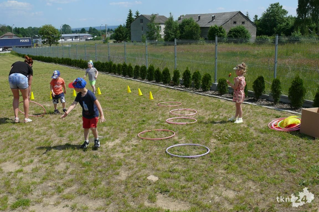 Radośnie i kolorowo w Smykowie. Rodzice i nauczycieli dla dzieci [wideo, zdjęcia]