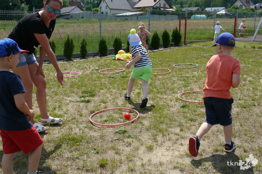 Radośnie i kolorowo w Smykowie. Rodzice i nauczycieli dla dzieci [wideo, zdjęcia]