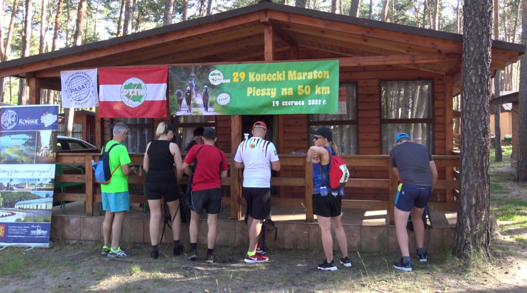 Najwytrwalsi piechurzy wyruszyli na trasę maratonu z Sielpi [wideo, zdjęcia]