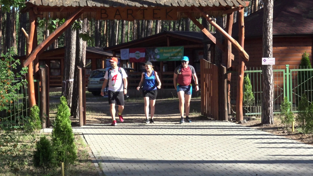 Najwytrwalsi piechurzy wyruszyli na trasę maratonu z Sielpi [wideo, zdjęcia]