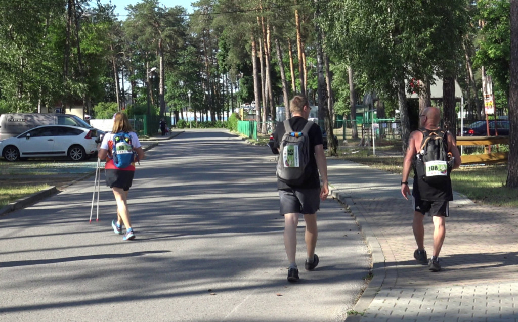 Najwytrwalsi piechurzy wyruszyli na trasę maratonu z Sielpi [wideo, zdjęcia]