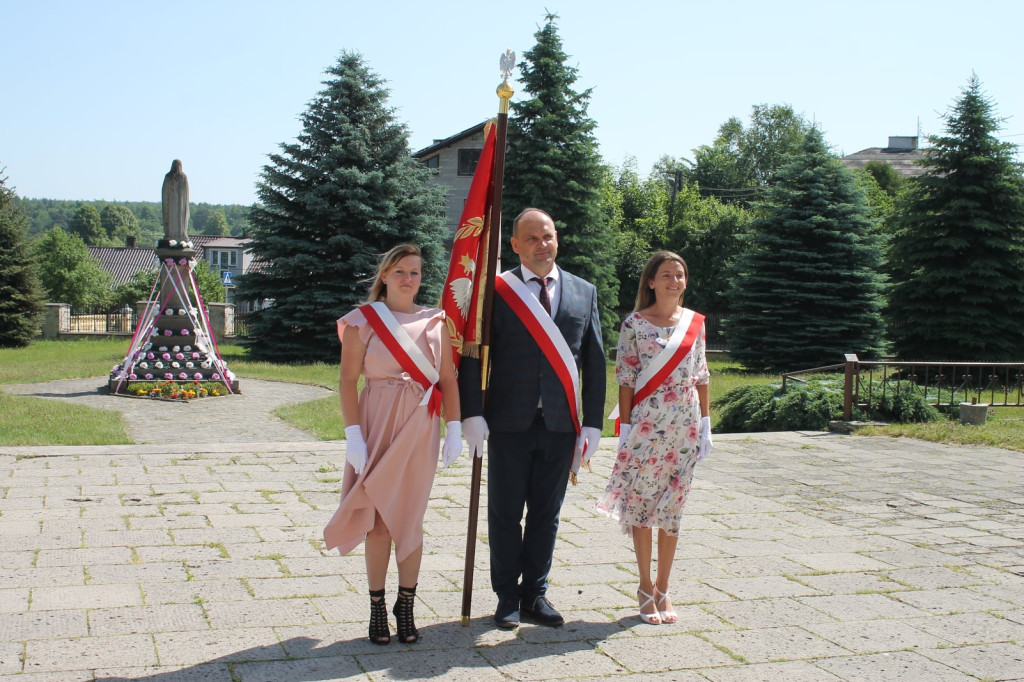 Szkoła w Miedzierzy ma swój poświęcony sztandar [fotorelacja]