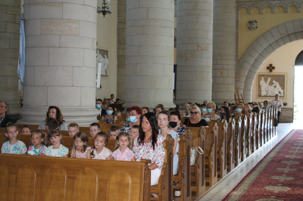 Szkoła w Miedzierzy ma swój poświęcony sztandar [fotorelacja]