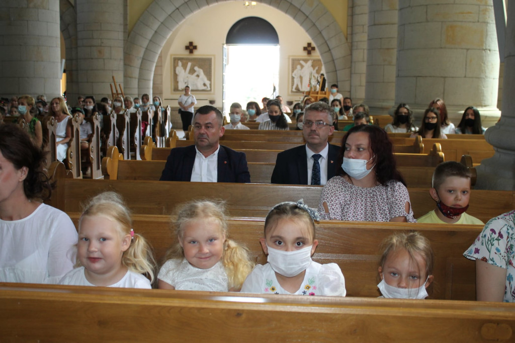 Szkoła w Miedzierzy ma swój poświęcony sztandar [fotorelacja]