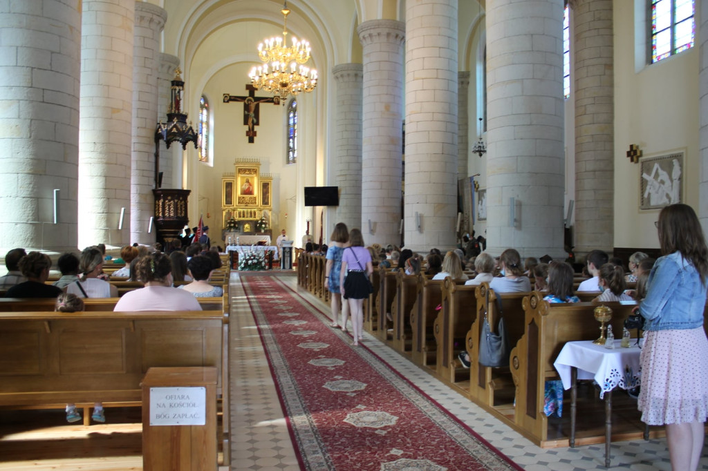 Szkoła w Miedzierzy ma swój poświęcony sztandar [fotorelacja]