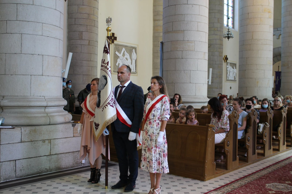 Szkoła w Miedzierzy ma swój poświęcony sztandar [fotorelacja]