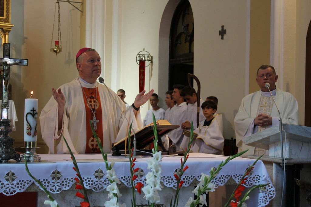 Szkoła w Miedzierzy ma swój poświęcony sztandar [fotorelacja]